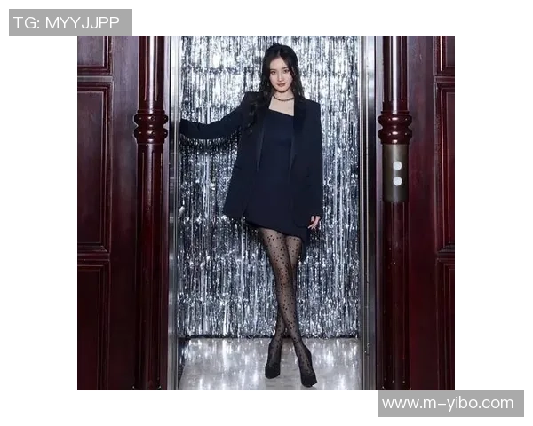 杨幂化身足球宝贝展现魅力风采引发球迷热议与关注